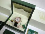 Rolex replica daydate rose gold argentèè dial strip leather orologio replica copia imitazione 4us720 - immagine 3