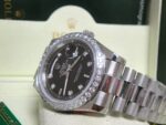 Rolex replica daydate ll white gold black dial  diamond bezel orologio replica copia imitazione 4us810 - immagine 12