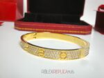 Cartier replica gioiello bracciale love yellow gold pavè diamond imitazione replica - immagine 10